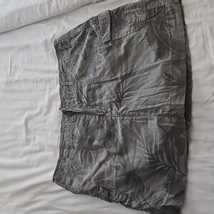 Faded glory ladies skort grayish leaf size 14, great shape